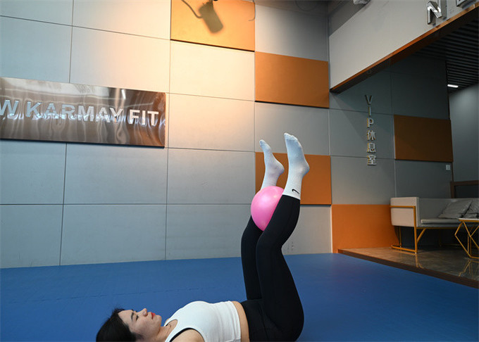 Laatste bedrijfscasus over Hoe gebruik je een zachte Pilatesbal?